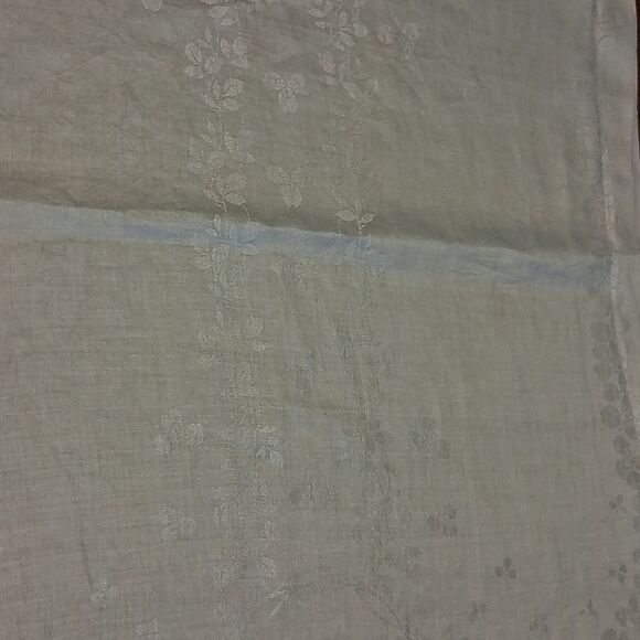 Elegant vintage white damask design Table Runner. 21.5" W X 48" L. - Picture 4 of 5